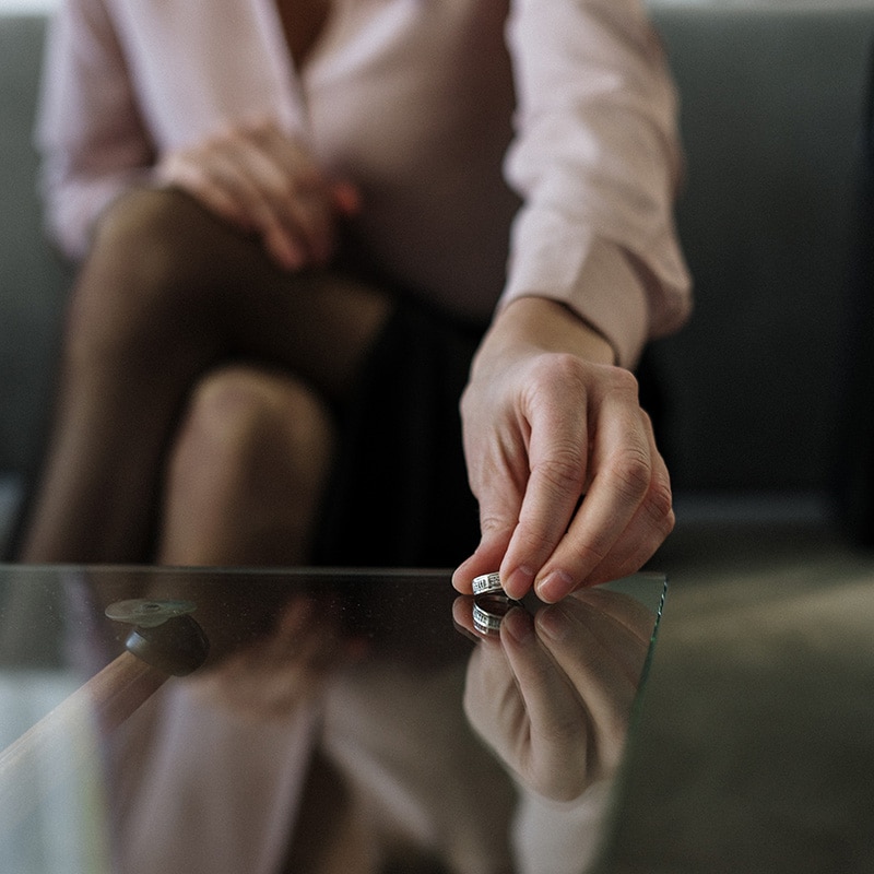 Vrouw met ring op tafel bij mediation over echtscheiding