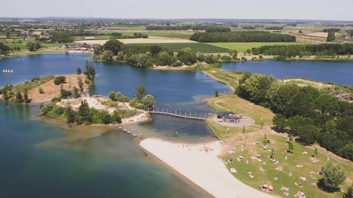 Mediator in Ewijk – Luchtfoto van Strandpark Slijk-Ewijk met waterpartijen