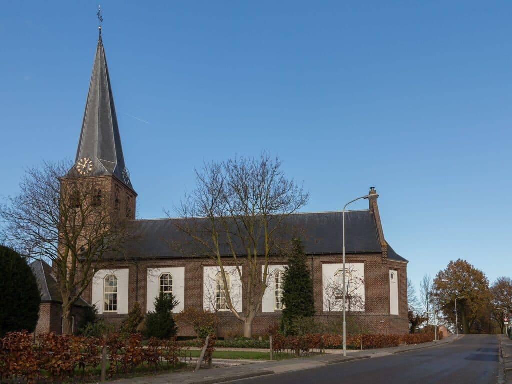 Hervormde Kerk van Kesteren met hoge torenspits – Cander Mediation