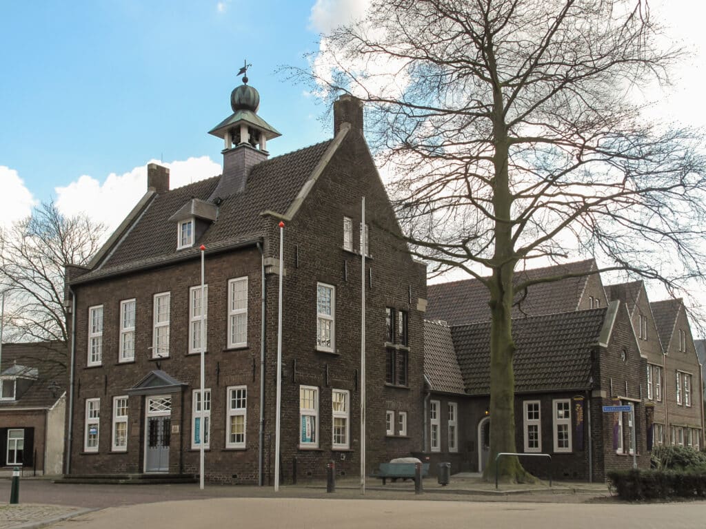 Historisch gemeentehuis in Nistelrode met bakstenen gevel en klokgevel