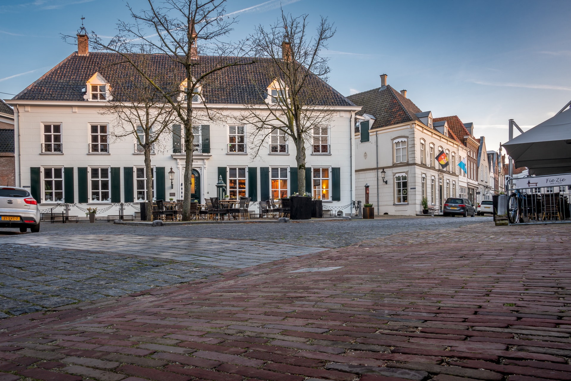 Historisch marktplein in Ravenstein met karakteristieke panden