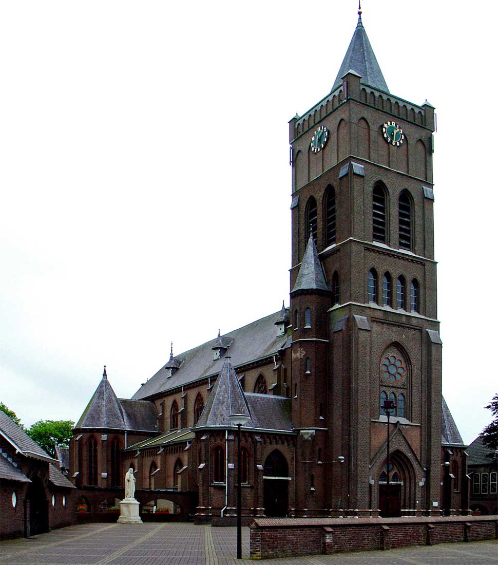 Kerk H. Antonius Abt in Schaijk met imposante toren en bakstenen architectuur